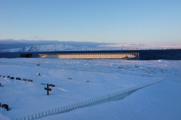 Steilneset i Vardø, minnehallen og  Louise Bourgeois' kunstverk over de 91 som ble brent for trolldomsvirksomhet. Den internasjonalt kjente arkitekten Peter Zumthor har tegnet både minnehallen og glassbygget.

©Foto: Helge Stikbakke / Statens vegvesen