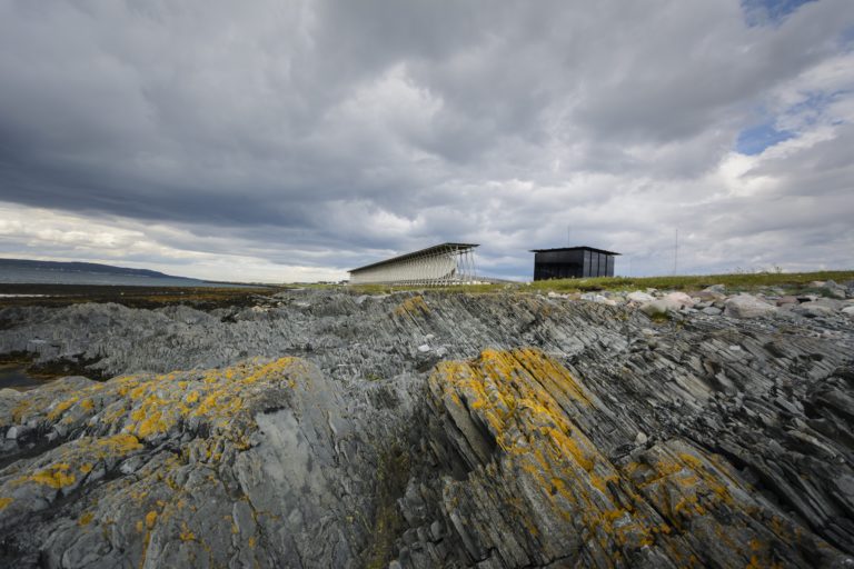 Minnehallen og kunstverkbygget på Steilneset i Vardø, oppført av Statens vegvesen, beliggende ved Nasjonal turistveg Varanger.
Arkitekt: Peter Zumthor.  

©Foto: Fredrik Fløgstad / Statens vegvesen