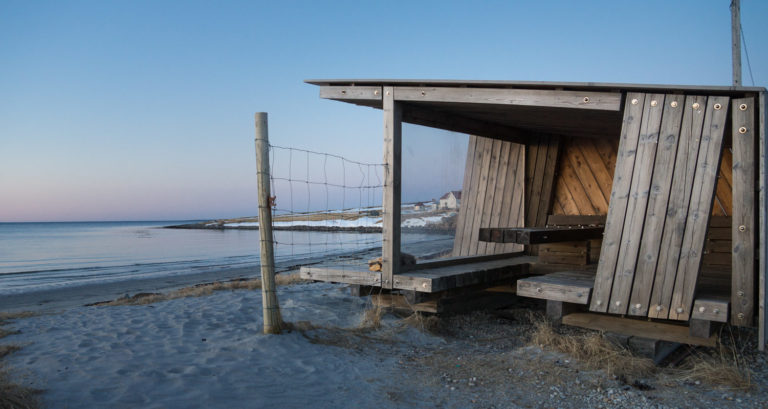 Ekkerøy i Vadsø ved Nasjonal turistveg Varanger.  Fuglekikkerskjul konstruert og satt opp av Biotope Architecture & Nature. 

©Foto: Trine Kanter Zerwekh / Statens vegvesen