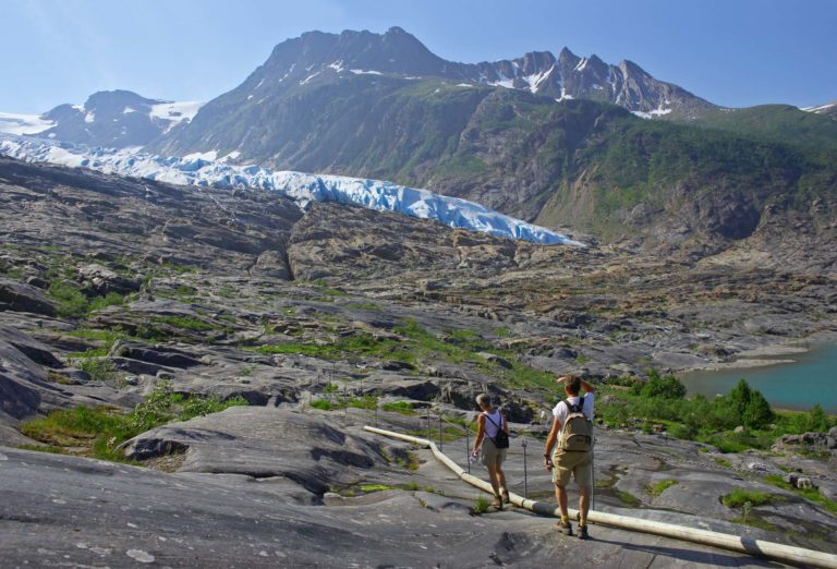 Fjellvandrere på vei mot Engabreen, en arm av Svartisen. Meløy, Nordland. Helgeland. Svartisen Nasjonalpark. Isbre. Friluftsliv.