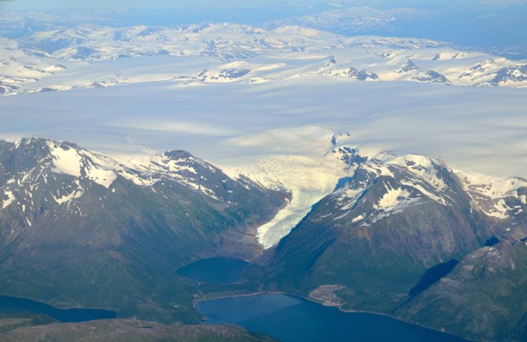 Brefallet Engabreen på Svartisen sett fra lufta over Holandsfjorden i Meløy. 

©Foto: Steinar Skaar / Statens vegvesen