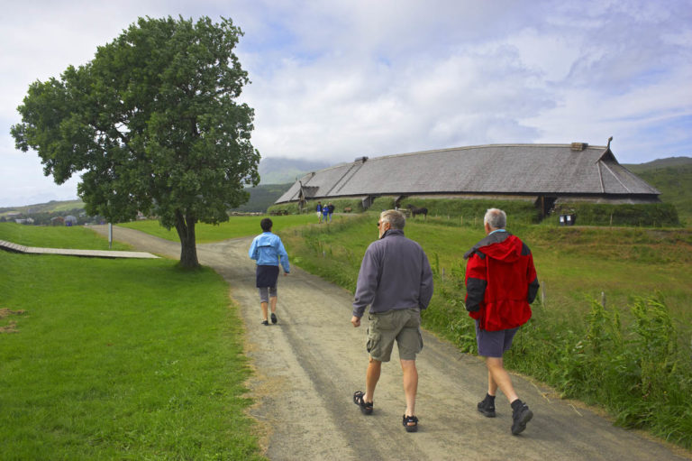 Vikingmuseet Lofotr på Borg. Høvdingehuset i bakgrunnen, et rekonstruert treskipet langhus. Vestvågøya i Lofoten, Nord-Norge. Vestvågøy kommune, Nordland. Vikingmuseum. Vikingtida. Museum.