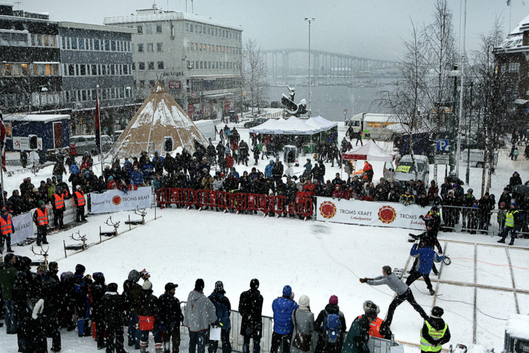 SAMEFOLKETS DAG NM i lassokasting på torget i Tromsø.
Foto: Yngve Olsen Sæbbe