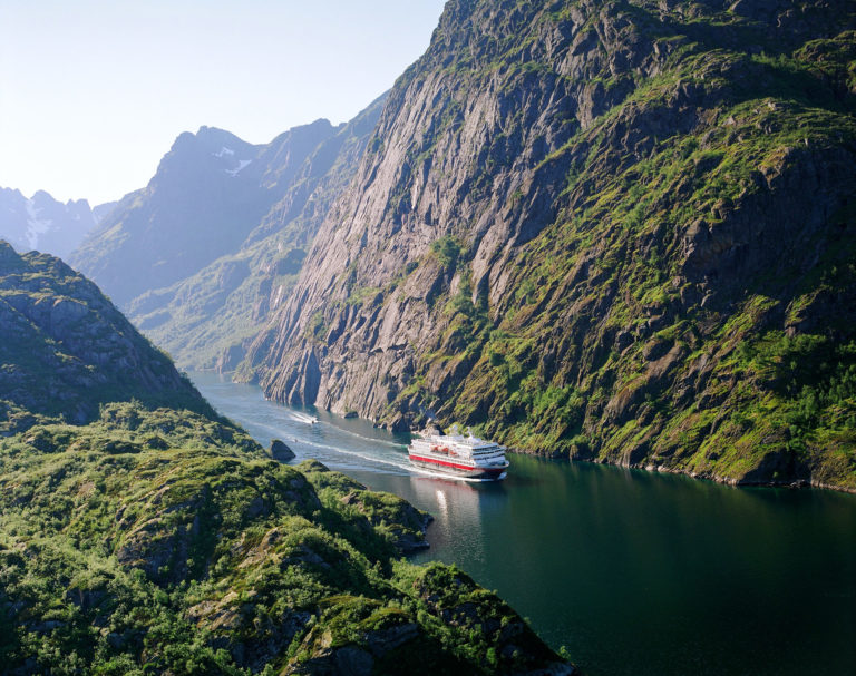 Hurtigruta i Trollfjorden © Tofoto