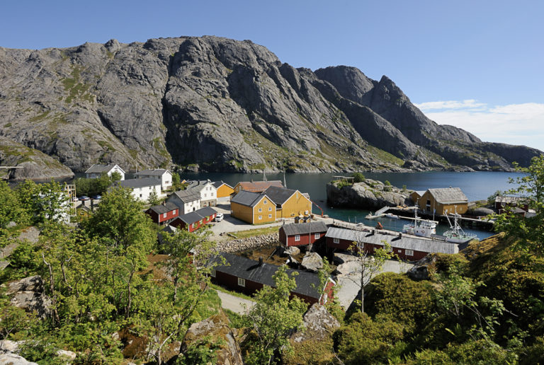 Nusfjord i Flakstad, et av Lofotens best bevarte fiskevær. Nusfjord inngår som et punkt på Nasjonal turistveg Lofoten ved at Statens vegvesen har bidradd med planarbeid til parkeringsløsning like utenfor den verneverdige bebyggelsen.

©Foto: Jarle Wæhler / Statens vegvesen