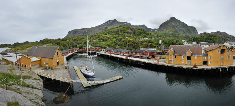 wNusfjord i Flakstad, et av Lofotens best bevarte fiskevær. Nusfjord inngår som et punkt på Nasjonal turistveg Lofoten ved at Statens vegvesen har bidradd med planarbeid til parkeringsløsning like utenfor den verneverdige bebyggelsen.©Foto: Jarle Wæhler / Statens vegvesen