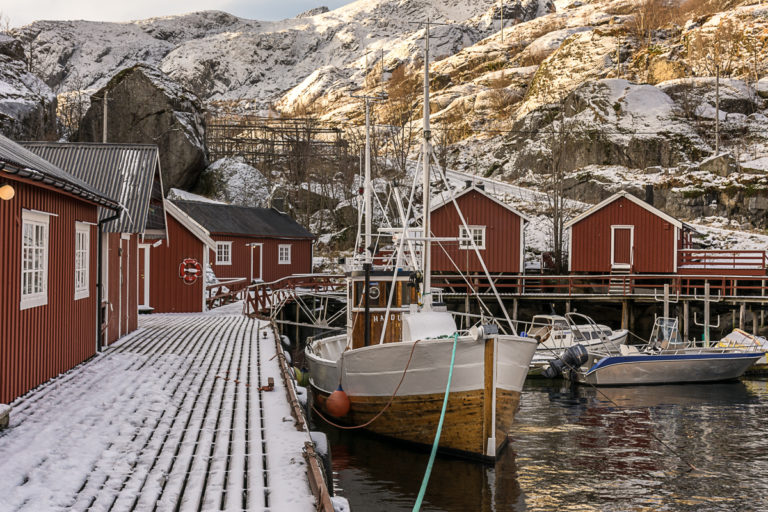 Vinter i Nusfjord i Flakstad, et av Lofotens best bevarte fiskevær. Nusfjord inngår som et punkt på Nasjonal turistveg Lofoten.

