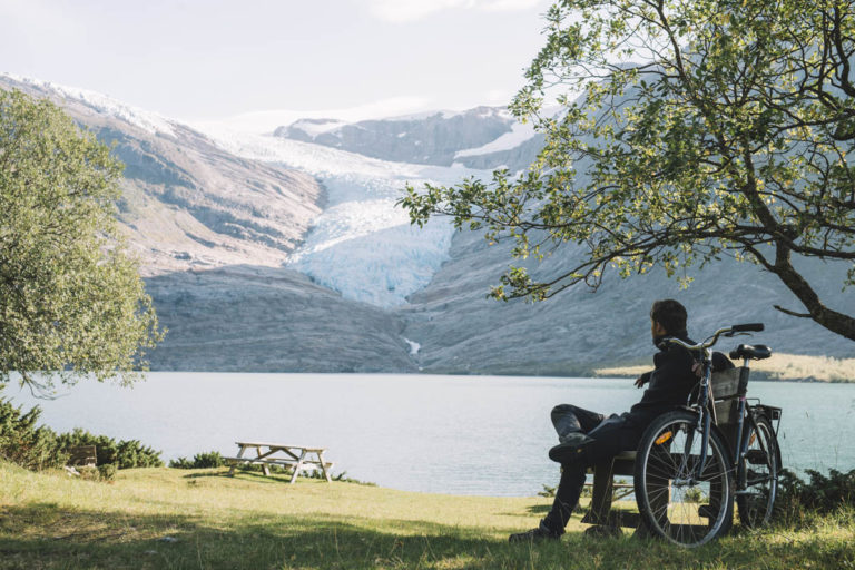 A resting place with views of Engabreen is a natural stopping place on the Rv17  ©  Emil Sollie 