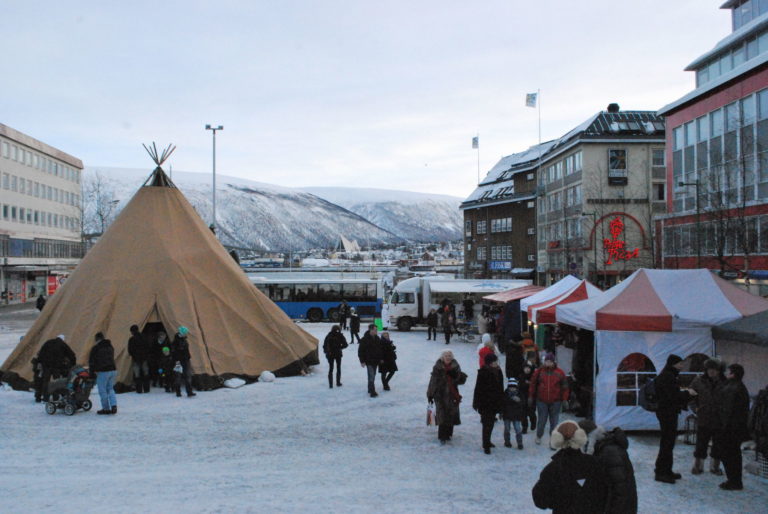 A modern lavvo is put up for the festival © Knut Hansvold